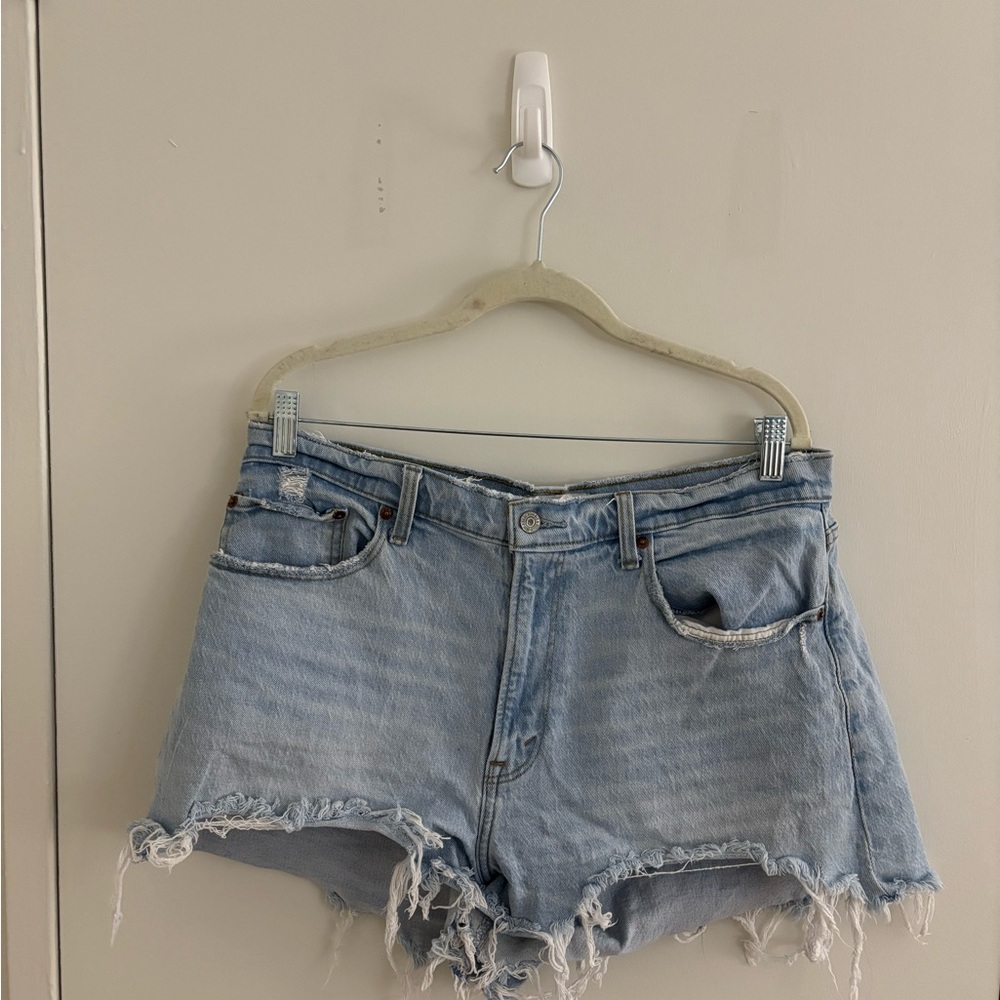 Abercrombie Curve Love High Rise Mom Cut Off Jean Shorts (Light Wash)